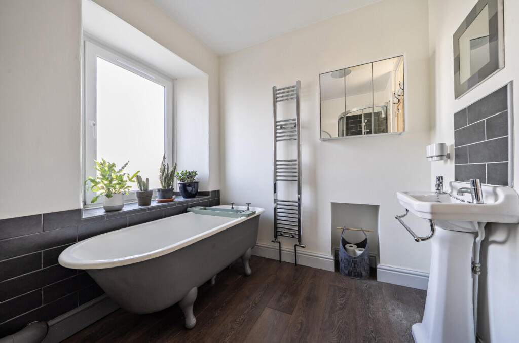 1370329-11-68f628...