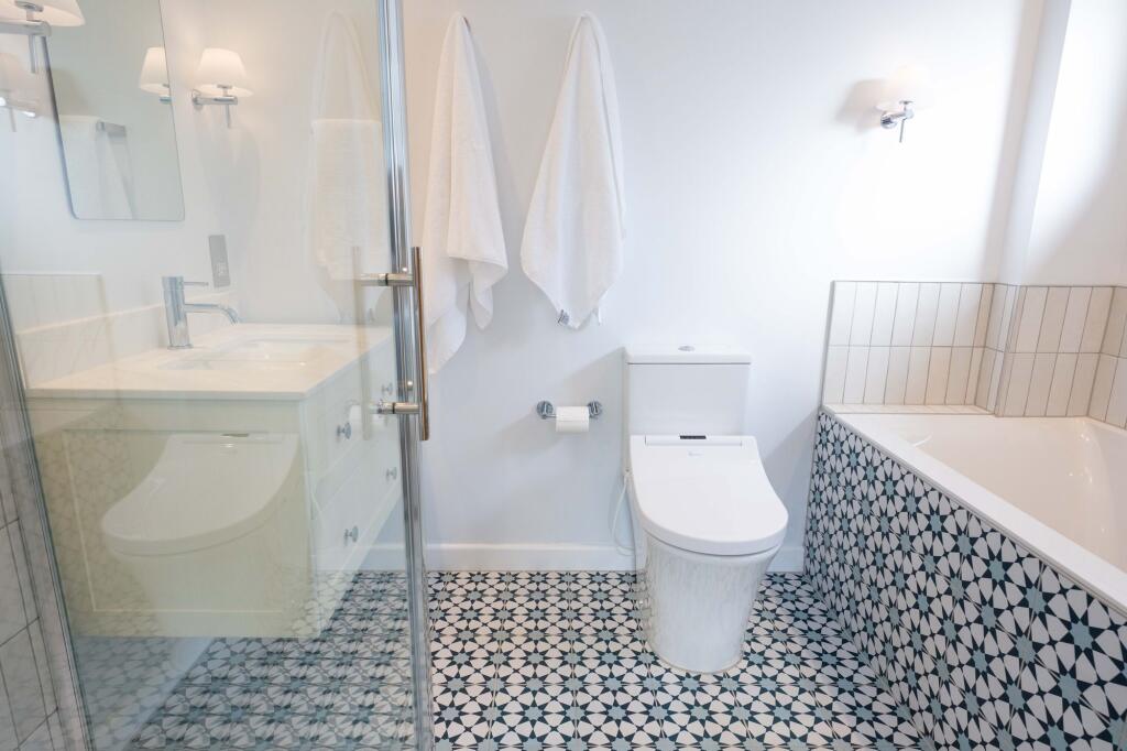 Main En-Suite Bathroom