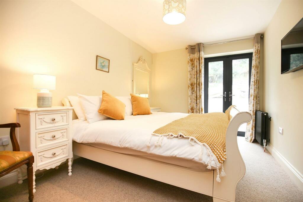 Bedroom 1.jpg