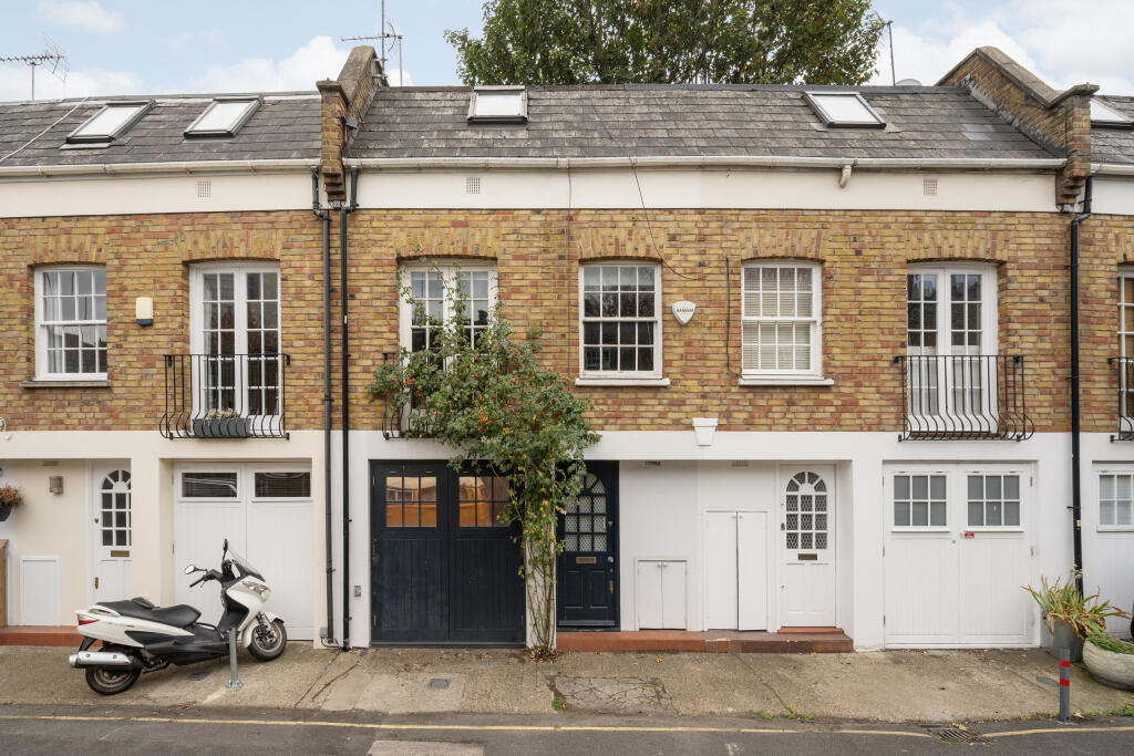 Private Realtor-23 Royal Crescent Mews-1_Lo
