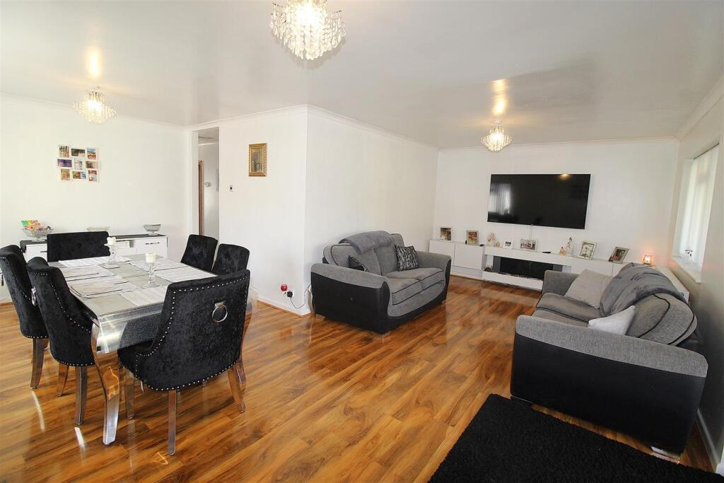 Lounge/ Dining Room