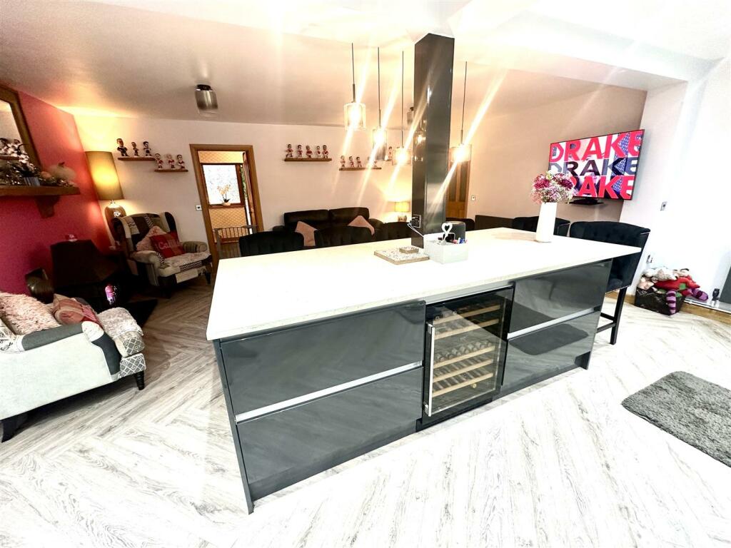 KITCHEN/FAMILY/DINING ROOM