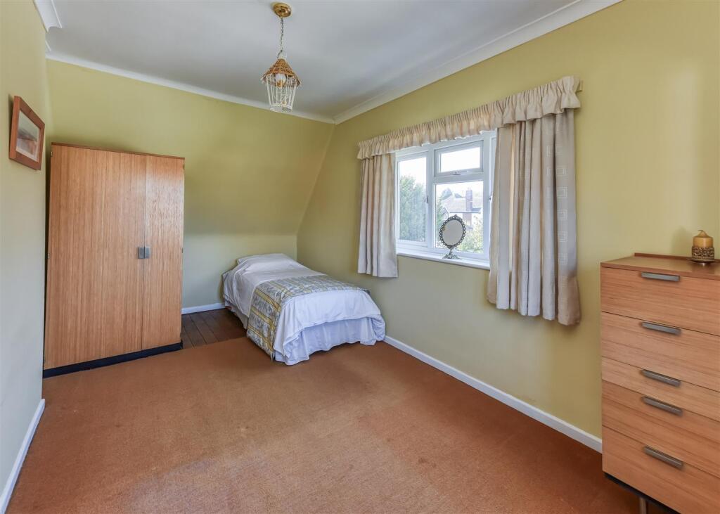 28 Springhill Park-bed3.jpg