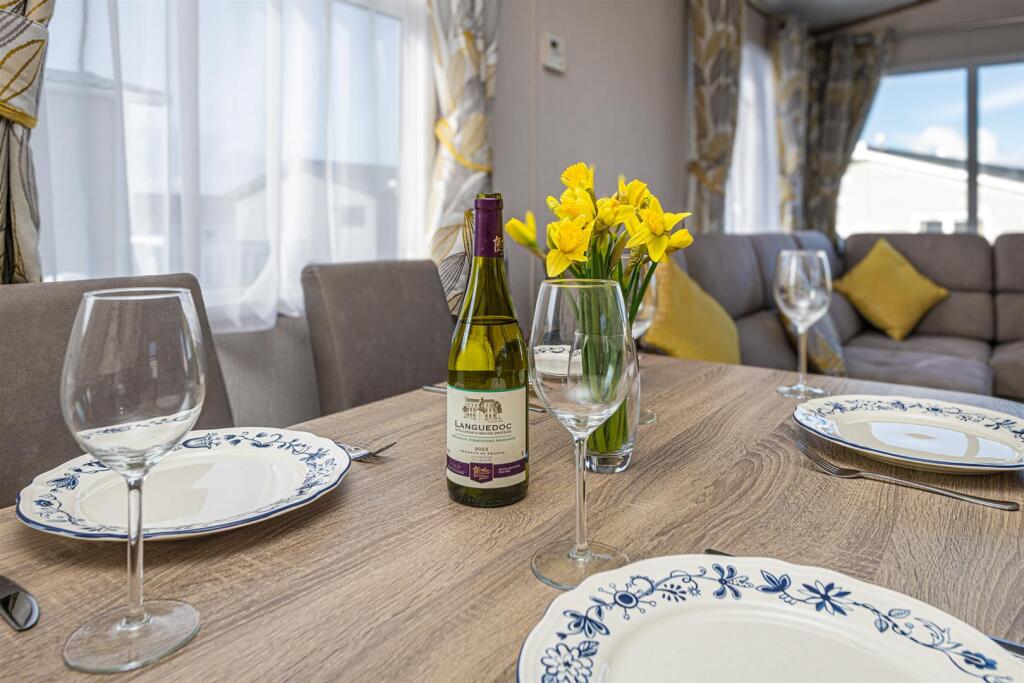 W27-ABERAFON-PARK-DINING-AREA-06.jpg