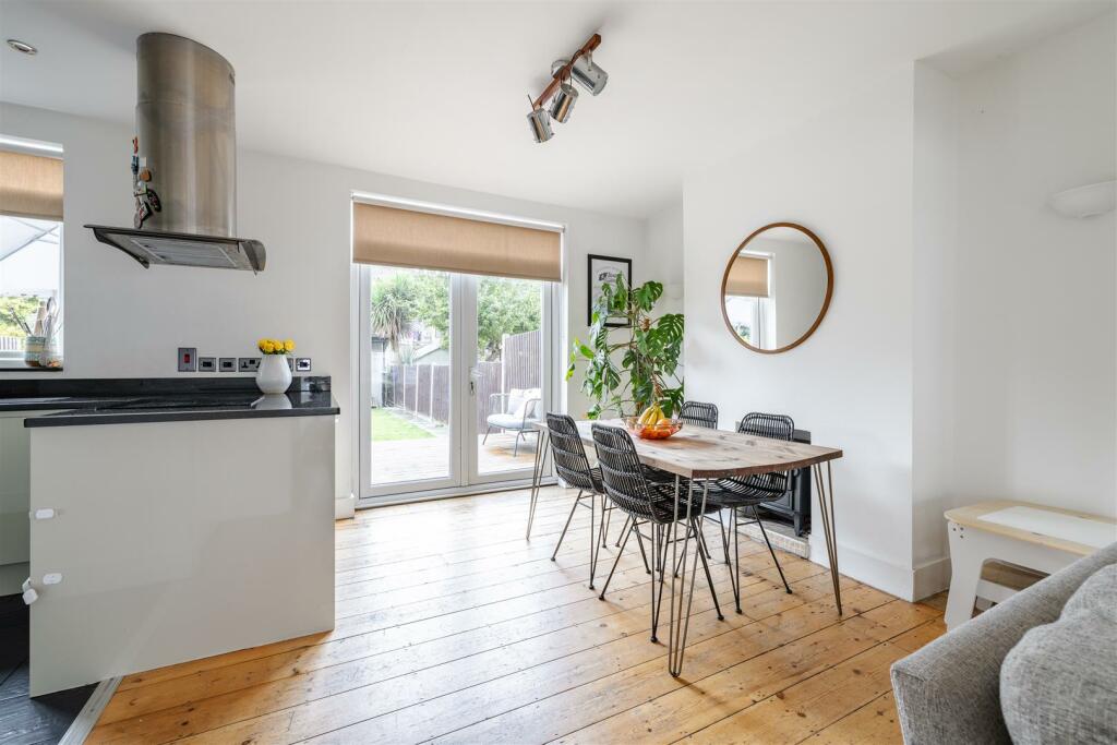 Thornwood Close, E18