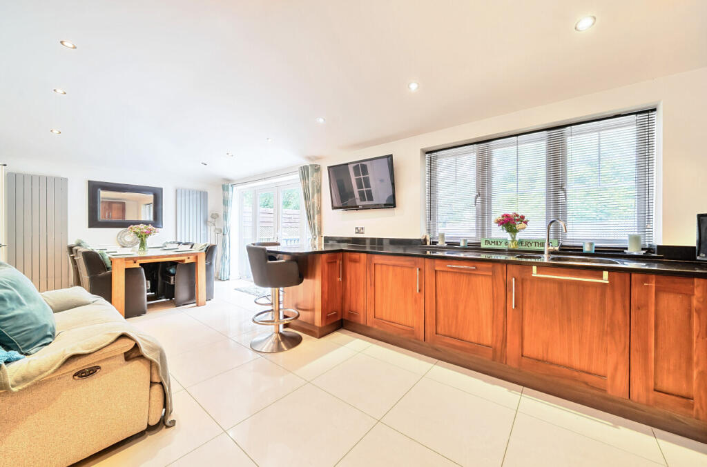 1305600-7-684954d...