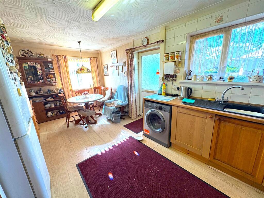 Kitchen c.jpg