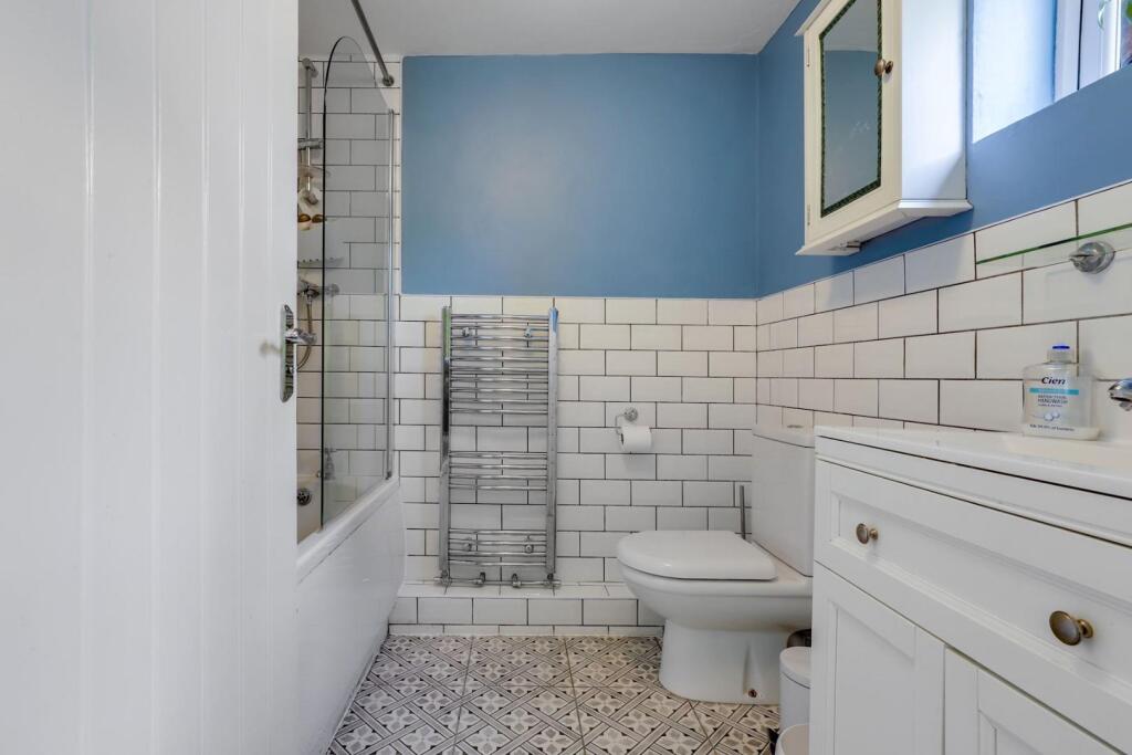 07-0a47JHPropWorld - GFF 72 Knighton Park Road - 1