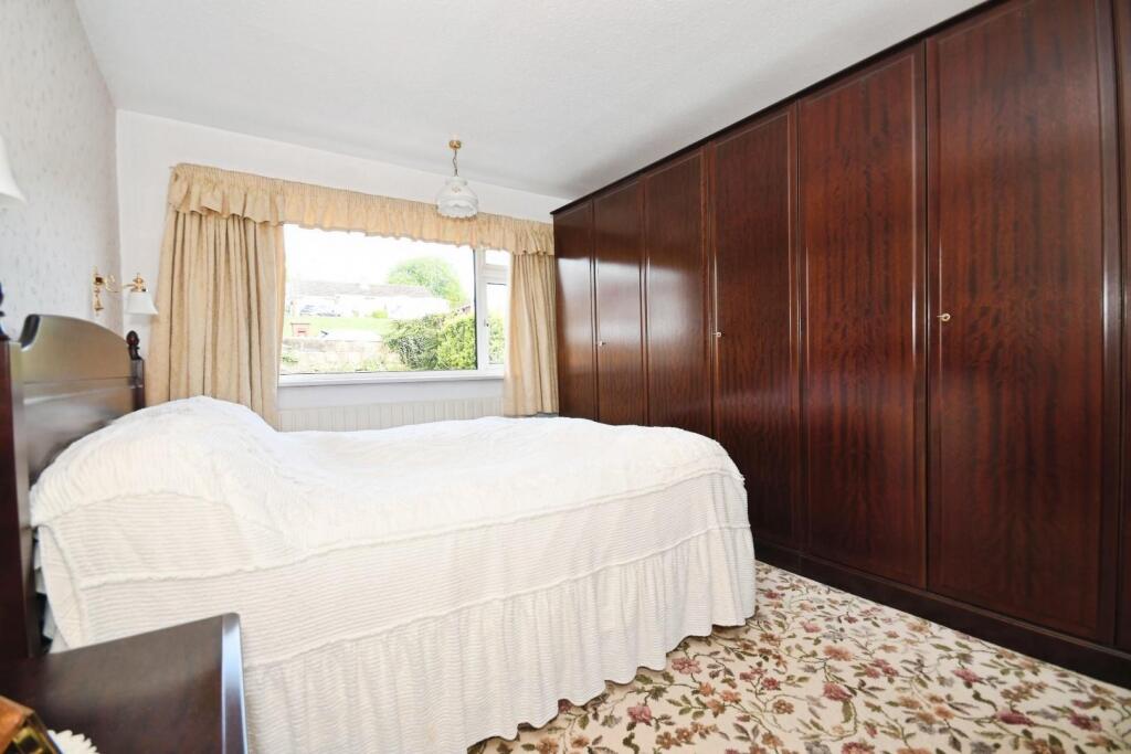 BEDROOM 1 02.jpg
