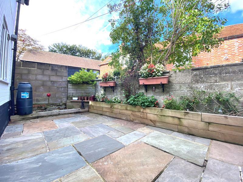 courtyard-f6ec-8a76-_64c4-48d5-240e-5f84-a3ae-0b64