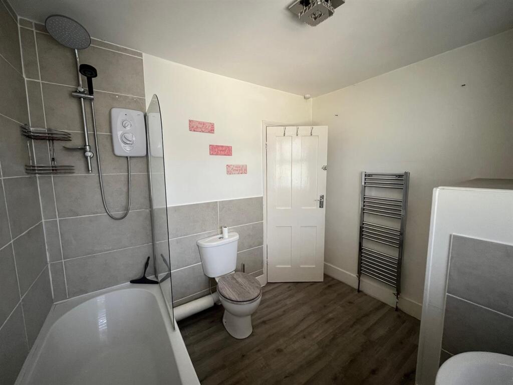Family bathroom 2.jpg
