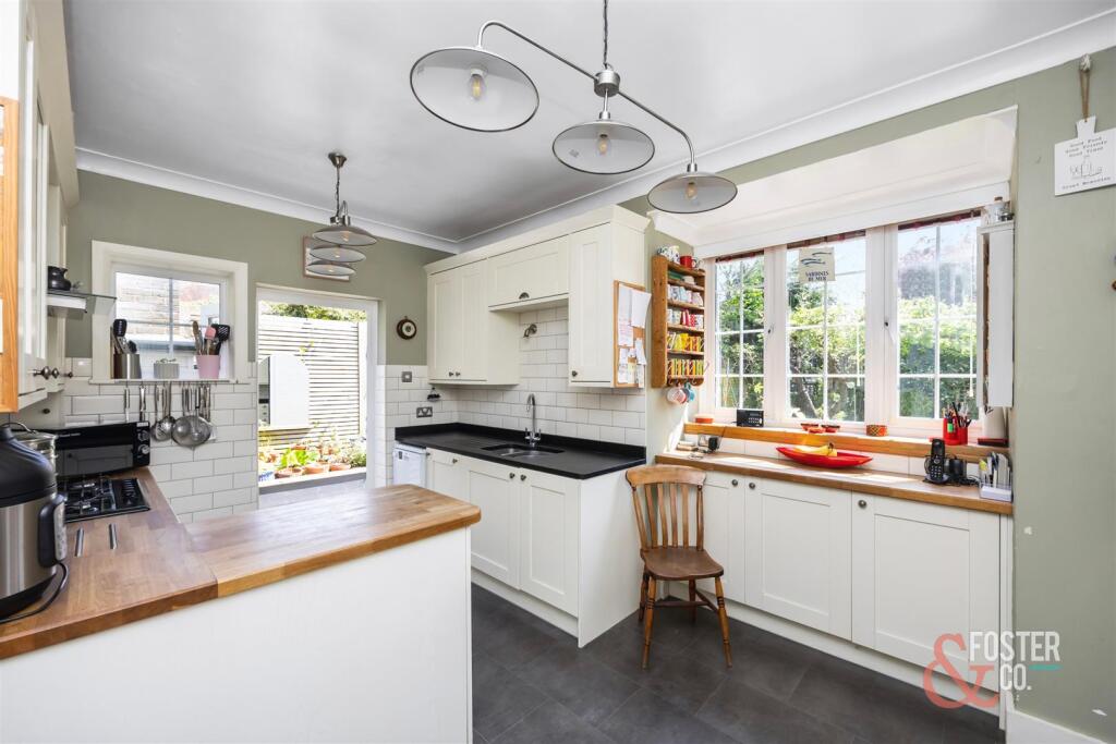 Surrenden Crescent 32-022.jpg