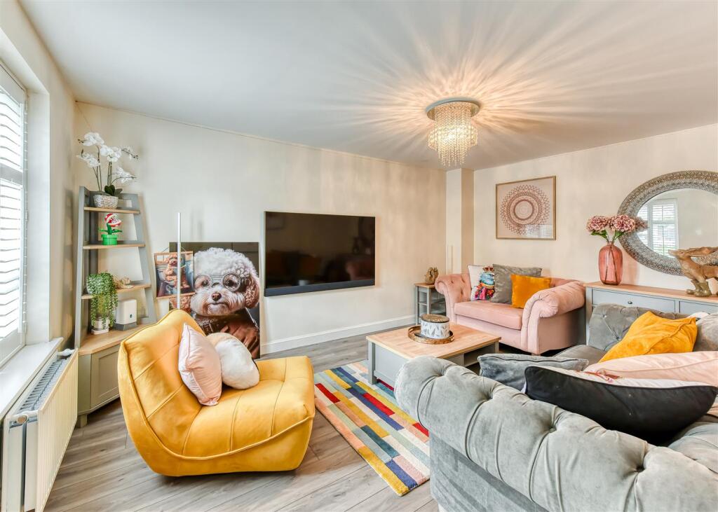 11 Thruxton Avenue-lounge1.jpg