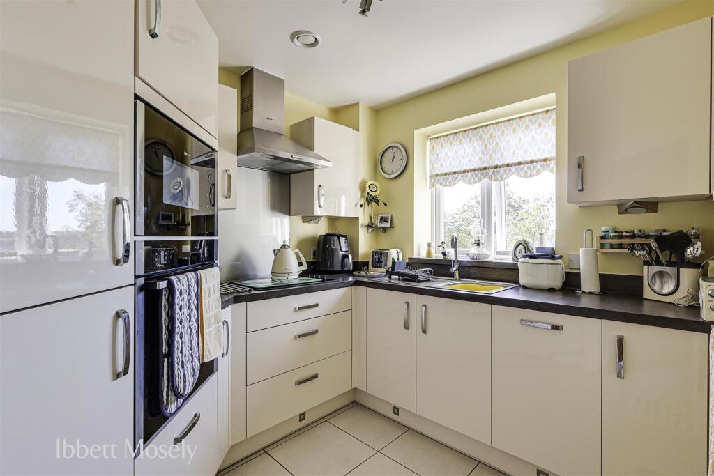 13 Kitchen.JPG