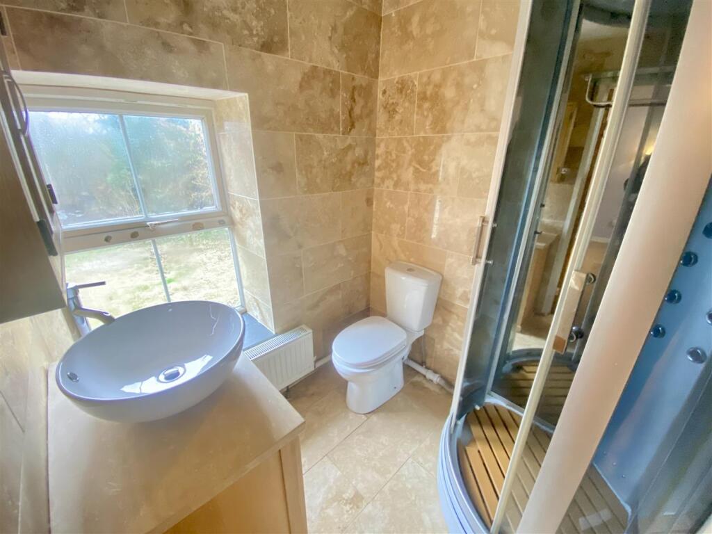 EN-SUITE SHOWER ROOM