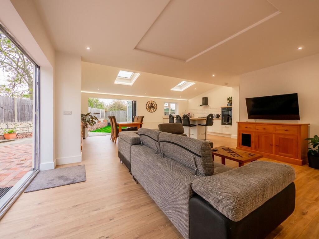 Lounge/Dining/Kitchen b