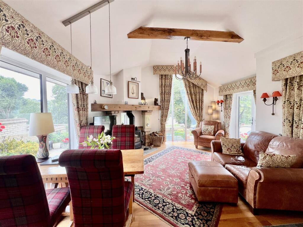 Family room 1.jpeg