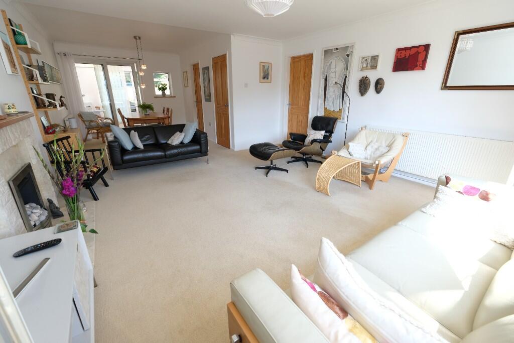 SITTING/DINING ROOM
