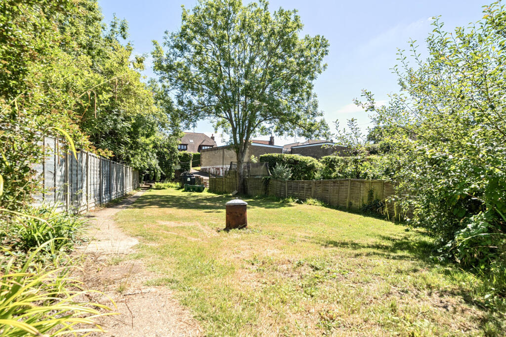 Large family friendly private East facing front garden