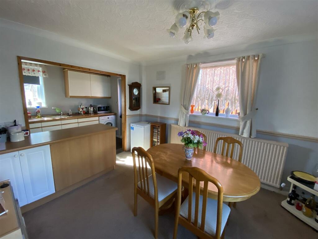 Dining room: