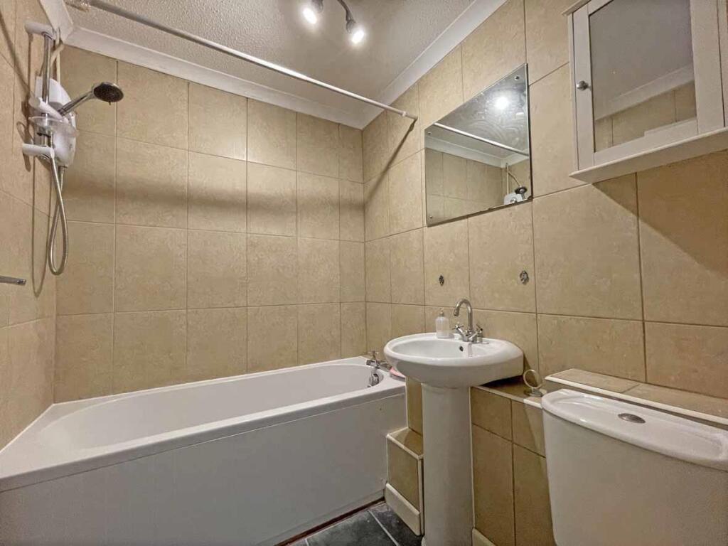 Rigdale Close 71 - Bathroom.jpg