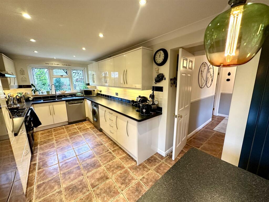 KITCHEN/BREAKFAST ROOM