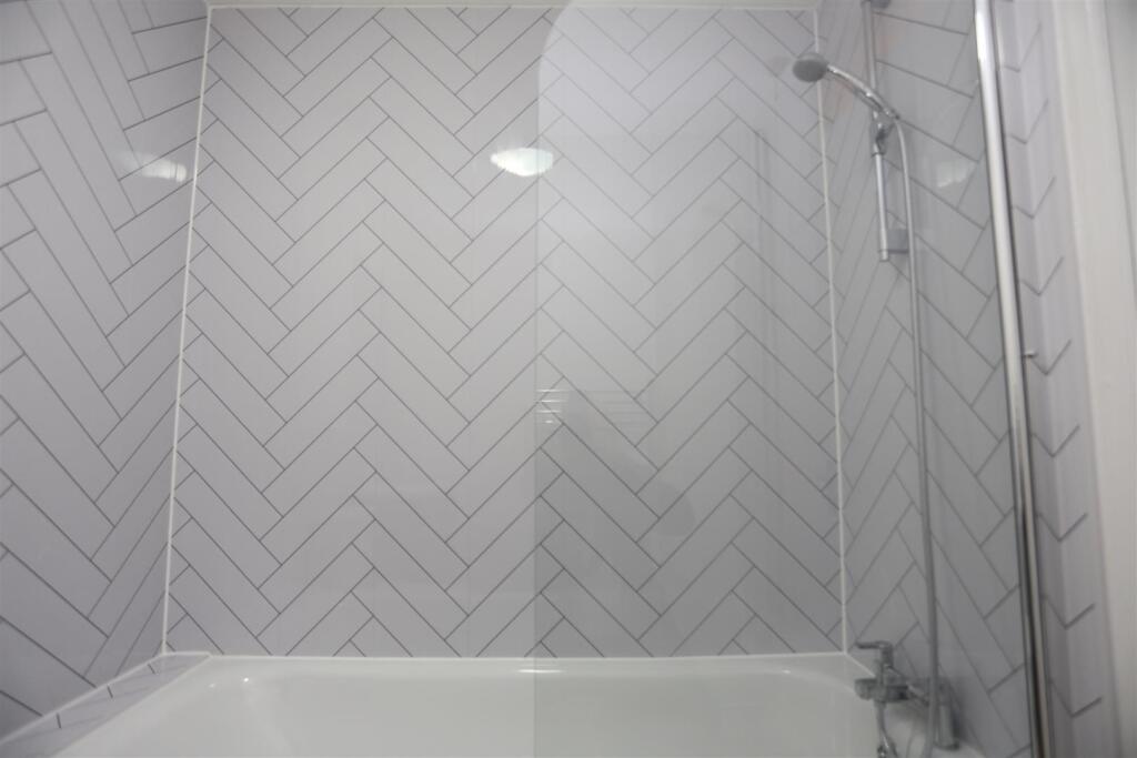 23 Juniper Close shower.JPG