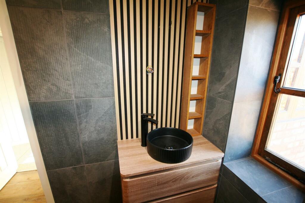 Thecornerhouse,bathroom2.JPG