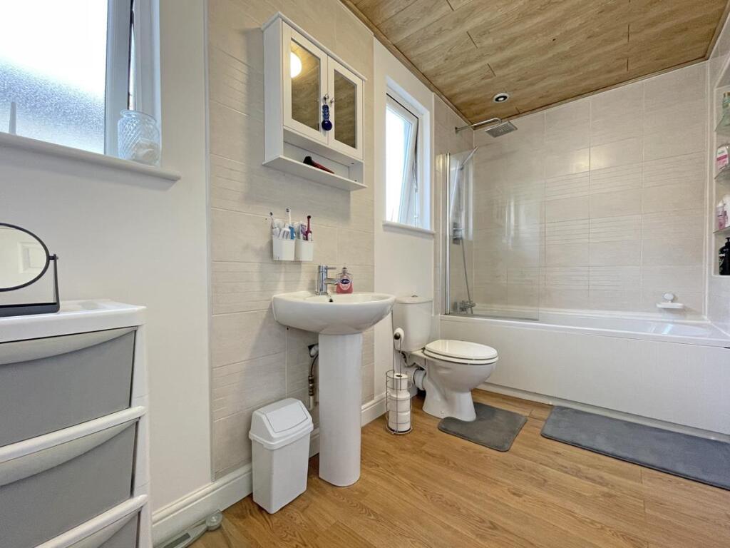 St Levan Road 142 - Bathroom.jpg