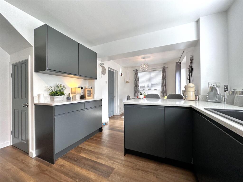 Open-Plan Dining Kitchen  779