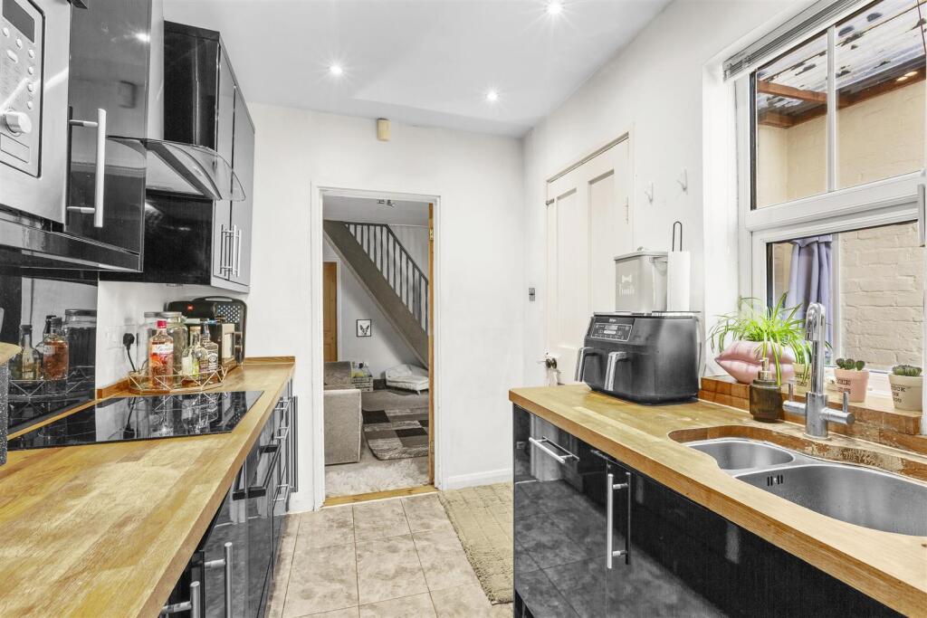 107 Amersham Road, HP13 5AD-8.jpg