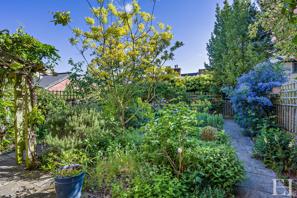 8647635-exteriorW...