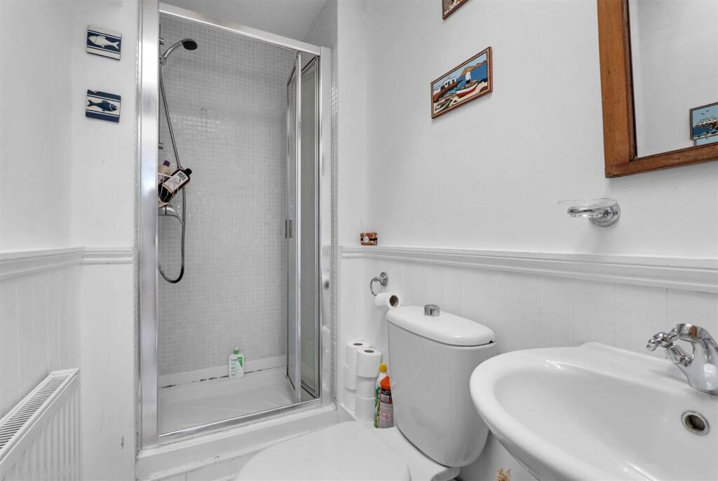7 Edgar Street - ensuite.jpg
