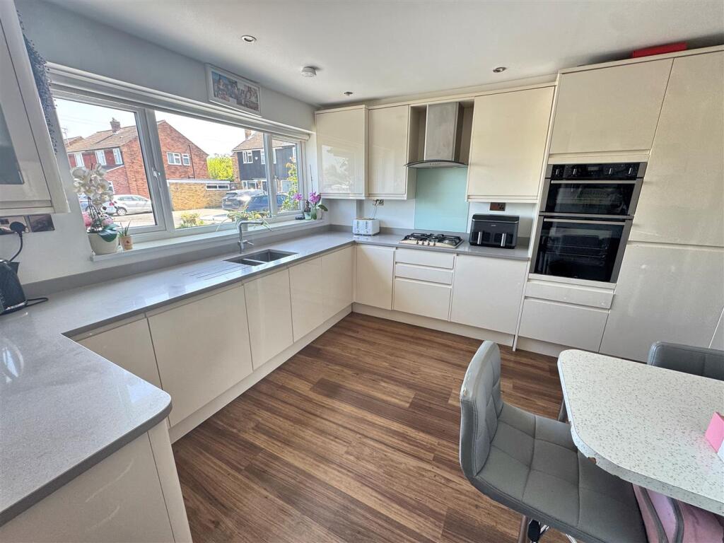 Kitchen 1.jpg