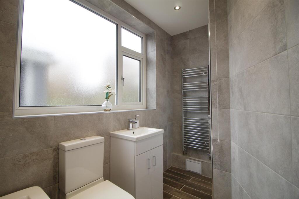 Downstairs Bathroom 2.jpeg