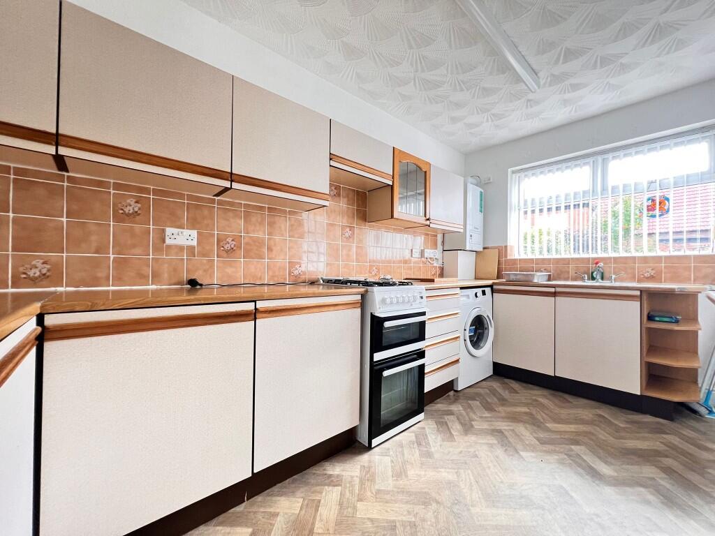 FITTED KITCHEN
