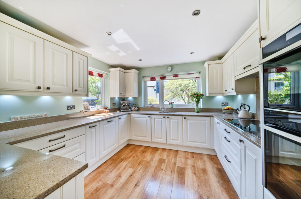 1294396-15-682619...