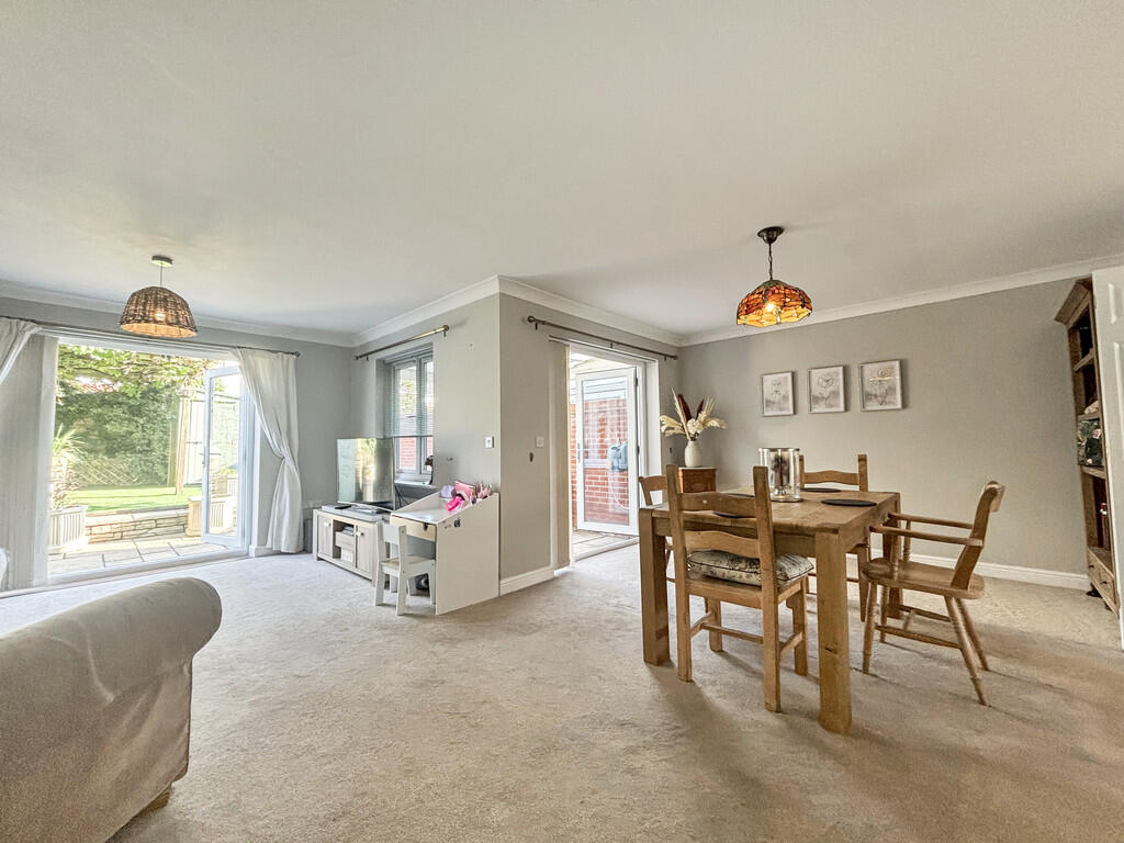 Living room/Dinin...