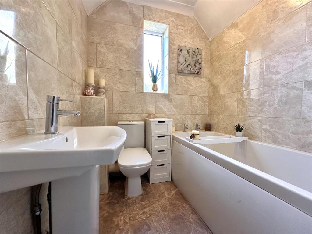 Modern En-Suite Bathroom 309