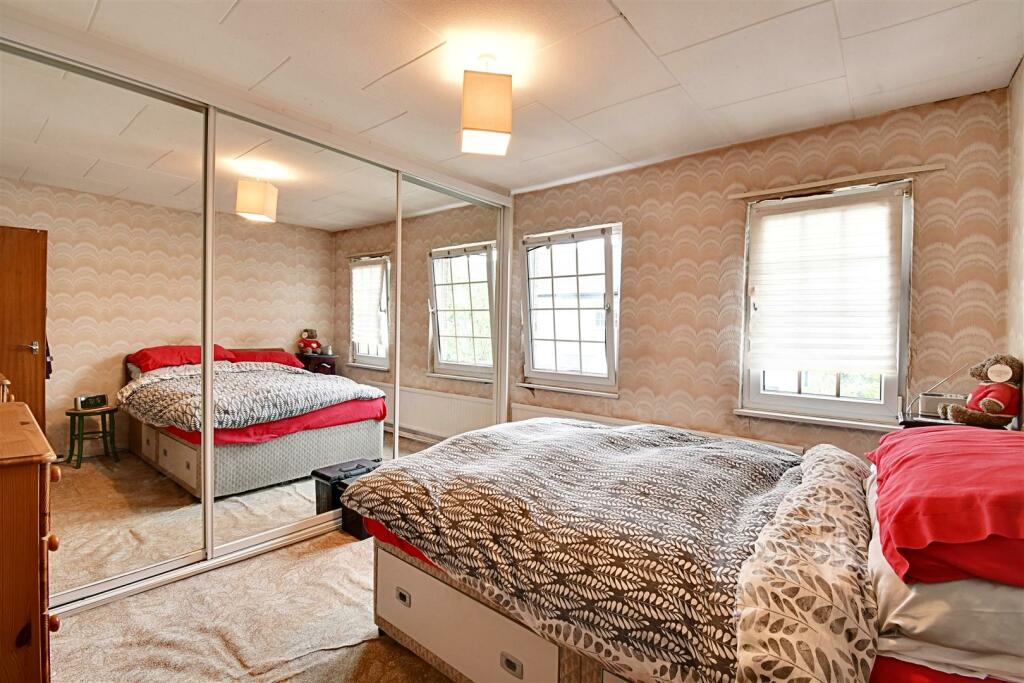 Bedroom 1_1.jpg