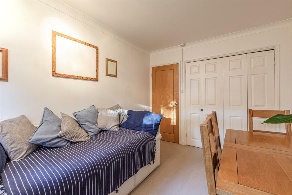 10 Brockley Combe, Weybridge, KT13 9QB - 10.jpg