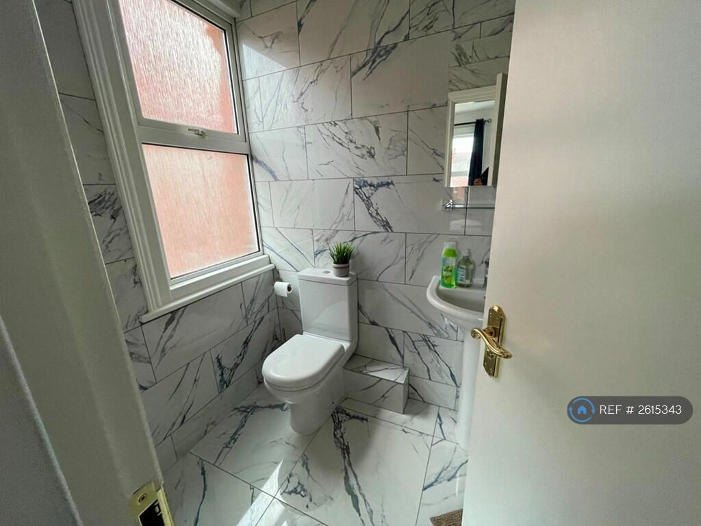 Room 3 Ensuite Bathroom