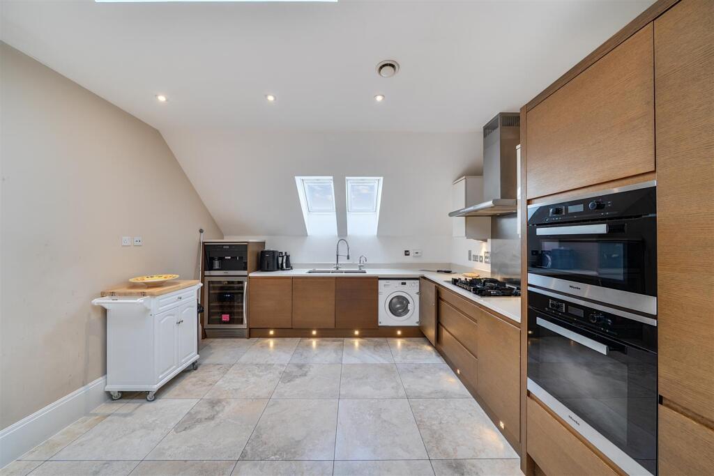 Kitchen/Breakfast Room: