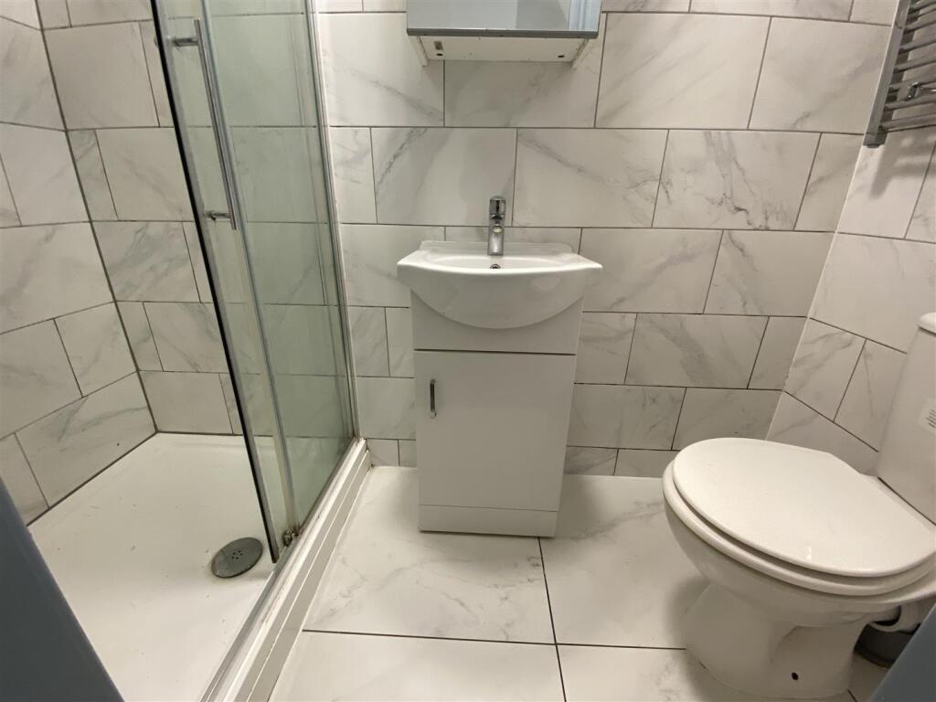 Ensuite Shower Room 4