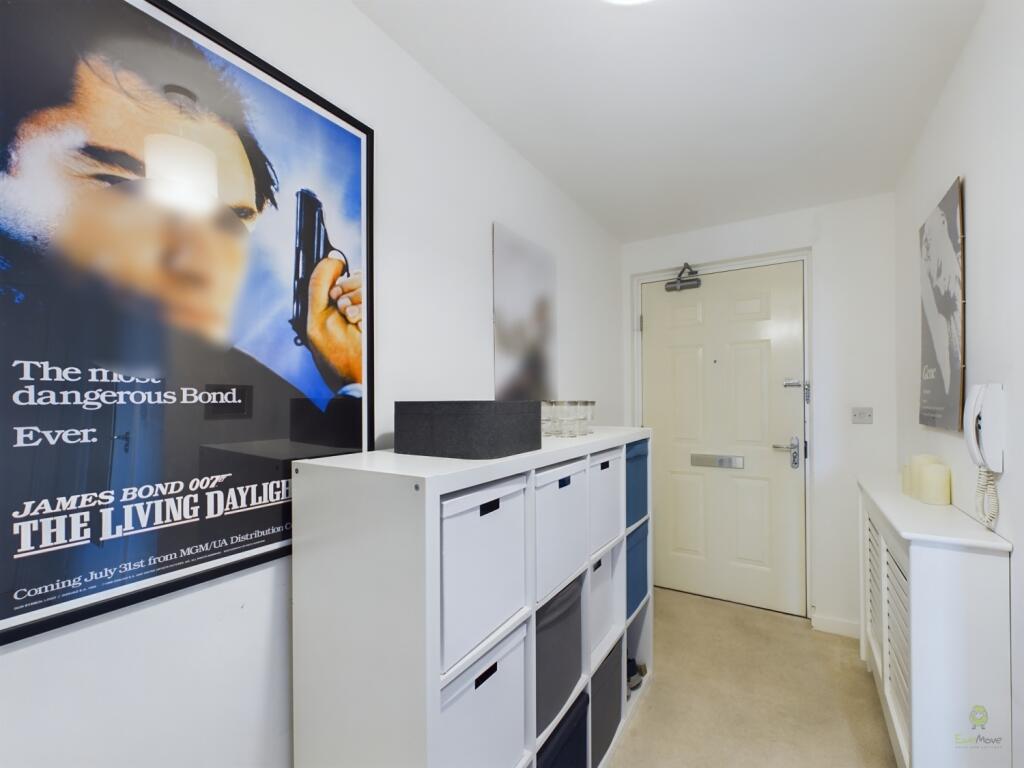 CAM03418G0-PR0090-STILL018