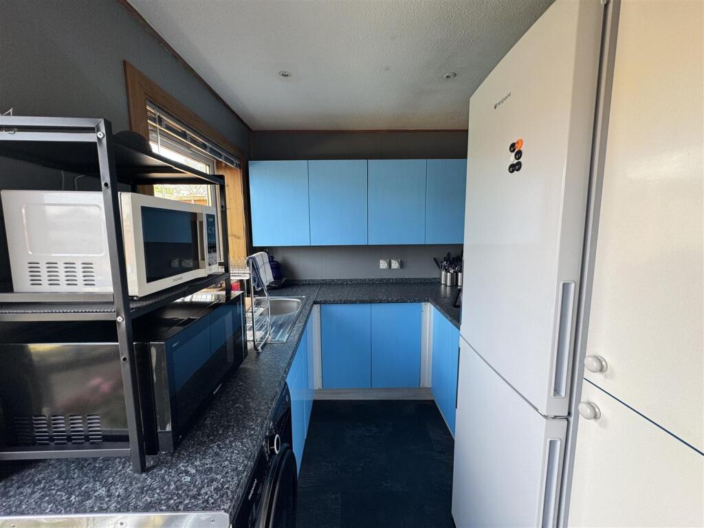 KITCHEN 3.JPG