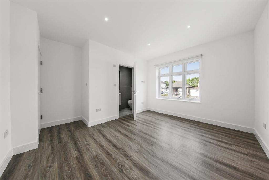 Flats 4, 15-17 Tudor Gardens,  - GqBmLcSGf7s11ecCY