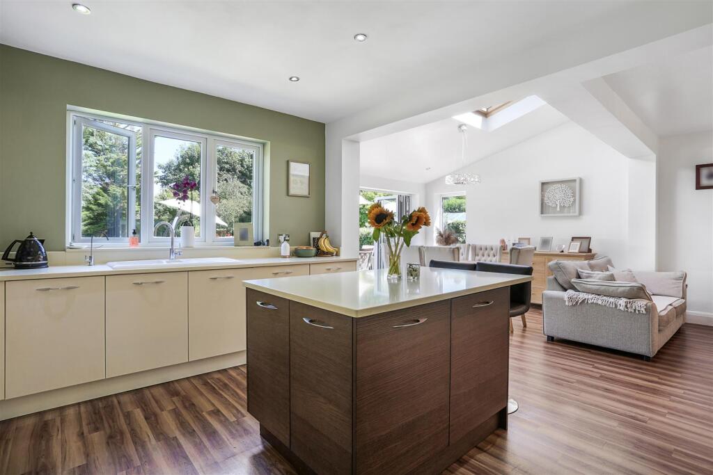 630631790 - 195 Woodcote Road, SM6 2.jpg