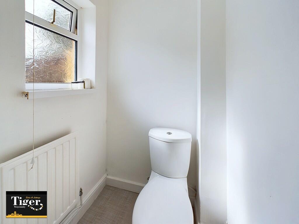 CAM02176G0-PR0352...