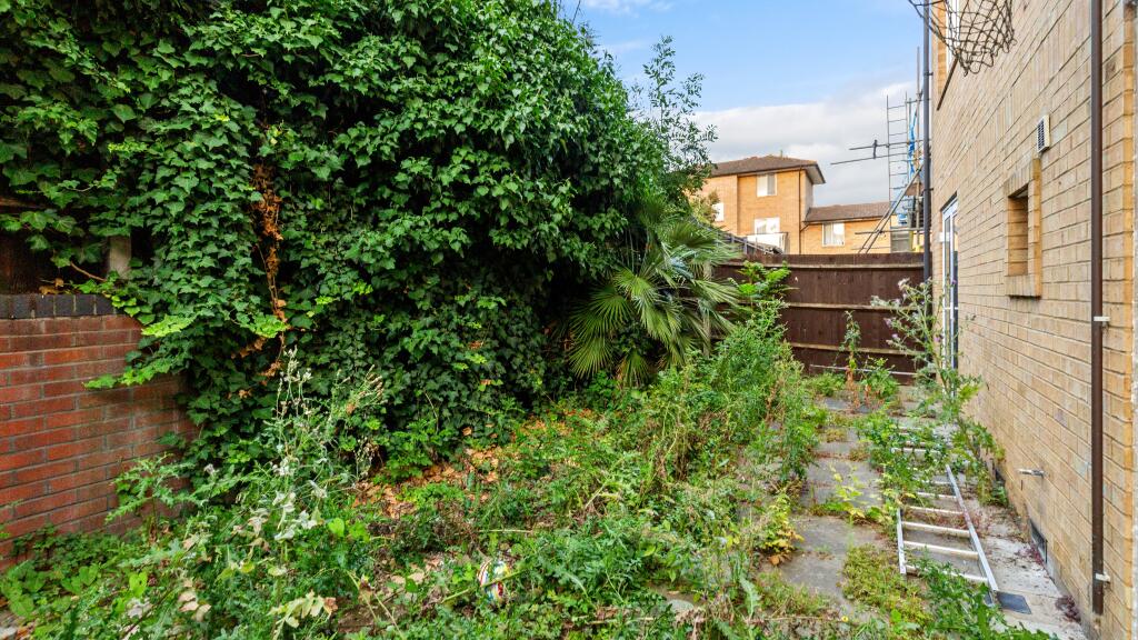 118 Covelees Wall, Winsor Park Estate, Beckton, London, E6 6WF